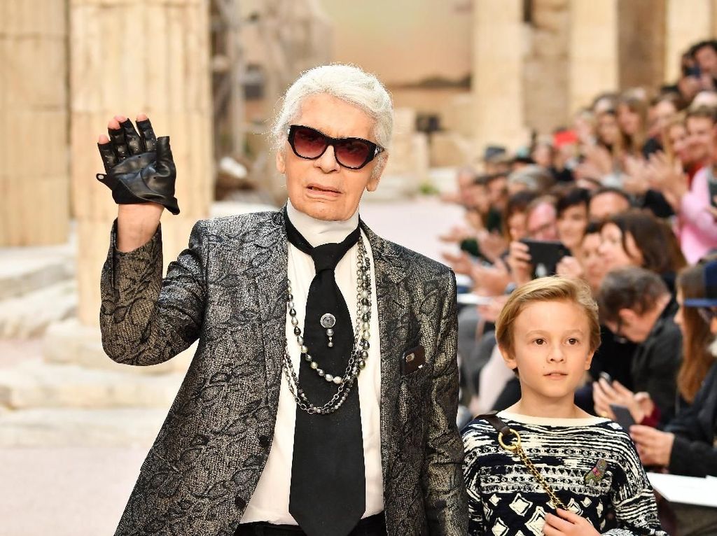 Sarung Tangan Karl Lagerfeld Dilelang, Laris Hampir Rp 800 Juta Sarung Tangan Karl Lagerfeld Dilelang, Laris Hampir Rp 800 Juta