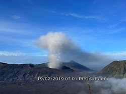 Gunung Bromo Erupsi, Wisatawan Diminta Menjauh 1 Km