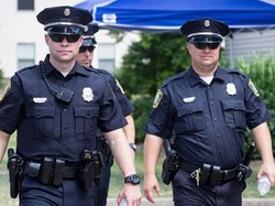 Mengharukan! Polisi Ini Beri Tip Rp 1,4 Juta Untuk Pelayan Resto yang Sedang Hamil