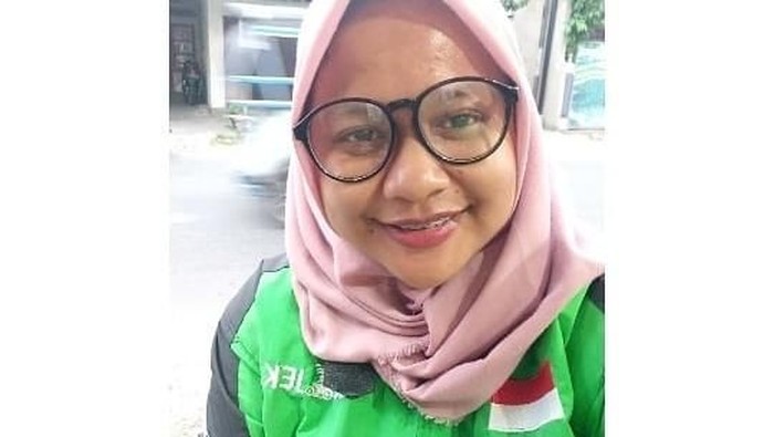 Nadya Safitri, driver ojol yang tangannya harus diamputasi. Foto: Instagram/_nadsaf