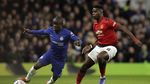 Pelukan Hangat Pogba-Kante di Laga Panas Chelsea vs MU