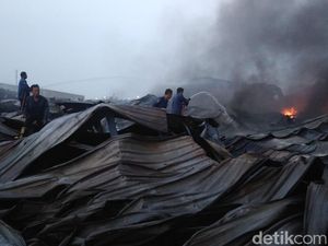 22 Jam, Kebakaran Gudang di Kawasan Industri Maspion Belum Padam 22 Jam, Kebakaran Gudang di Kawasan Industri Maspion Belum Padam