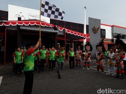 Sambutan Tari Topeng untuk Kirab Api Cinta Jokowi-Maruf di Boyolali