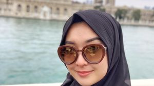 Kevin Liliana Pakai Hijab Saat Umrah, Netizen Kompak Bilang Makin Cantik