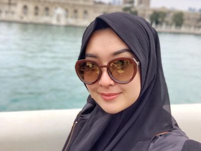 Kevin Liliana Pakai Hijab Saat Umrah, Netizen Kompak Bilang Makin Cantik