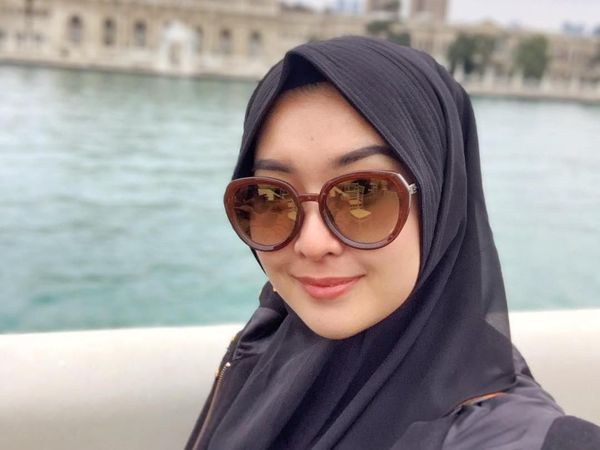 Kevin Liliana Pakai Hijab Saat Umrah, Netizen Kompak Bilang Makin Cantik