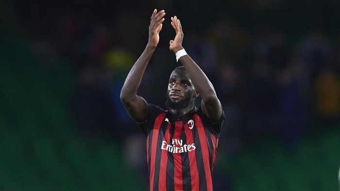 SEVILLE, SPAIN - NOVEMBER 08:  Tiemoue Bakayoko of AC Milan waves to the fans after the end of the UEFA Europa League Group F match between Real Betis and AC Milan at Estadio Benito Villamarin on November 8, 2018 in Seville, Spain.  (Photo by Aitor Alcalde/Getty Images)