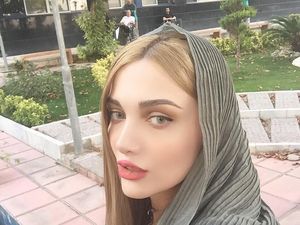 Cantiknya Gitaris Wanita dari Iran yang Dihentikan Polisi Saat Menyanyi Cantiknya Gitaris Wanita dari Iran yang Dihentikan Polisi Saat Menyanyi