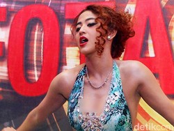 Dukung Jokowi, Dewi Perssik Goyang Gergaji di Acara Kampanye Golkar