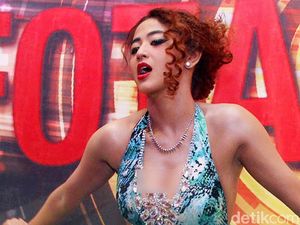 Dukung Jokowi, Dewi Perssik Goyang Gergaji di Acara Kampanye Golkar Dukung Jokowi, Dewi Perssik Goyang Gergaji di Acara Kampanye Golkar