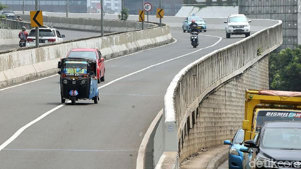 Gaspol! Bajaj dan Pemotor Nekat Terobos JLNT Kasablanka