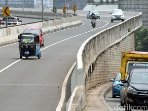 Gaspol! Bajaj dan Pemotor Nekat Terobos JLNT Kasablanka Gaspol! Bajaj dan Pemotor Nekat Terobos JLNT Kasablanka