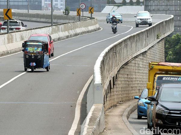 Gaspol! Bajaj dan Pemotor Nekat Terobos JLNT Kasablanka