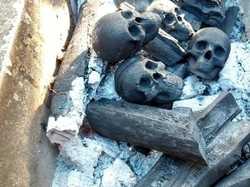 Mistis! Seniman Jepang Buat Arang Berbentuk Tengkorak