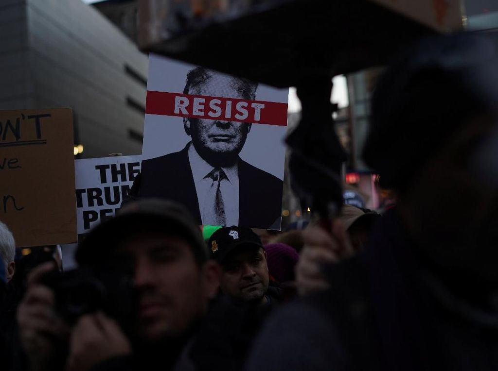 Massa Anti-Trump Unjuk Rasa di Times Square AS