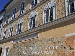 Rumah Kelahiran Hitler dan 8 Tempat Paling Kontroversial di Dunia