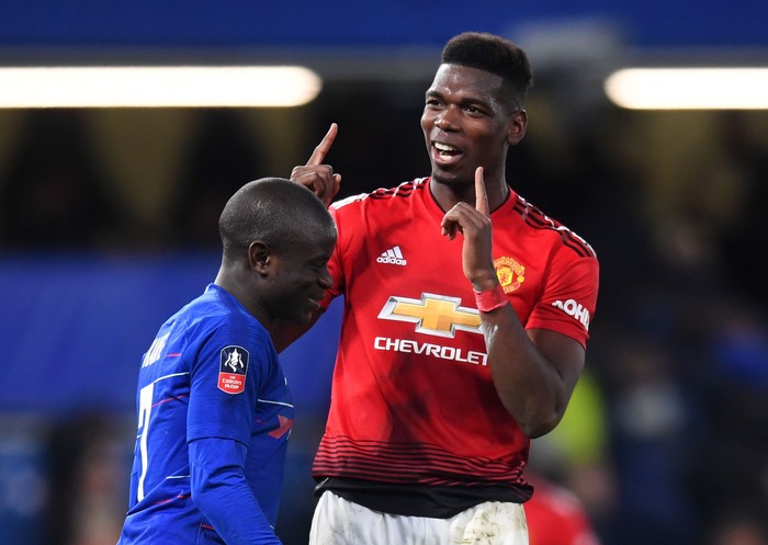 Pelukan Hangat Pogba-Kante di Laga Panas Chelsea vs MU - Foto 2