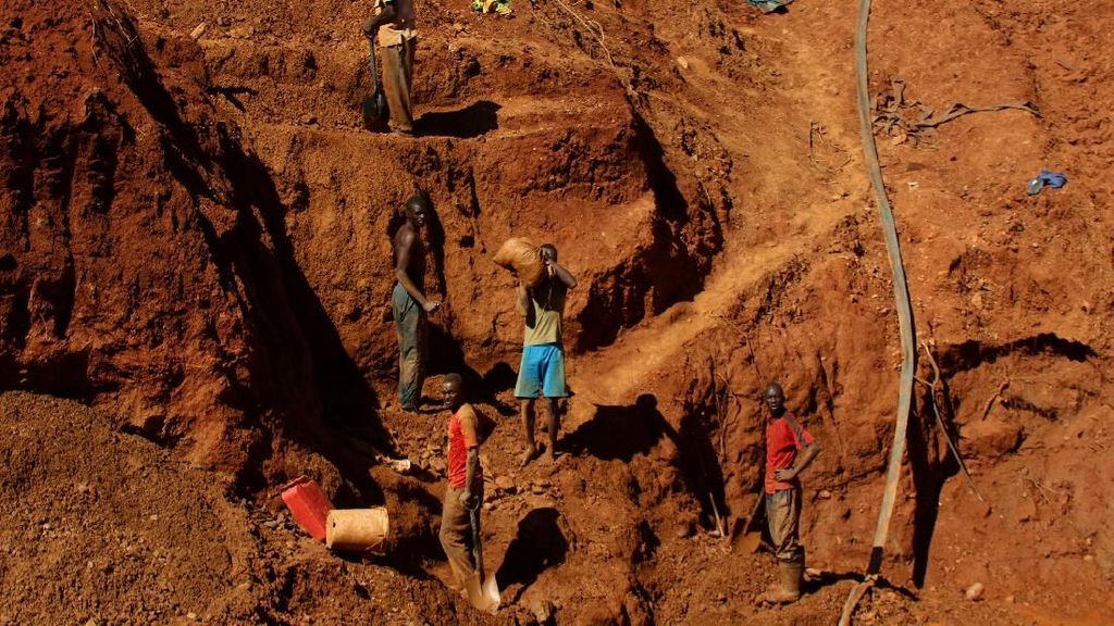 Melihat Tambang Emas di Zimbabwe yang Banjir dan Tewaskan 24 Orang Melihat Tambang Emas di Zimbabwe yang Banjir dan Tewaskan 24 Orang