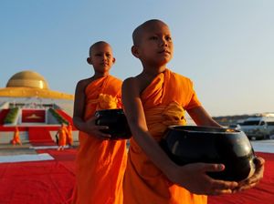 Viral di Thailand, Biksu Tawarkan Ibadah Online