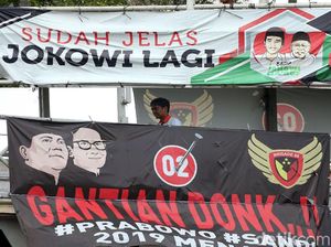 Jokowi-Prabowo Saling Balas Lewat Spanduk