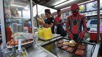 Kreatif! Ini Penjual Makanan yang Pakai Kostum dan Spanduk Kartun Populer
