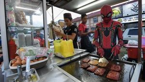 Kreatif! Ini Penjual Makanan yang Pakai Kostum dan Spanduk Kartun Populer
