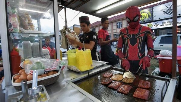 Kreatif! Ini Penjual Makanan yang Pakai Kostum dan Spanduk Kartun Populer