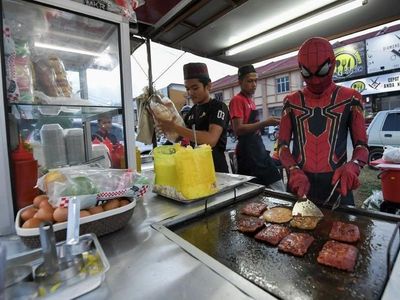Kreatif! Ini Penjual Makanan yang Pakai Kostum dan Spanduk Kartun Populer