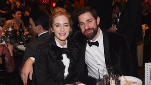 Gaya Serasi Emily Blunt dan Suami, Kompak Pakai Tuksedo di Karpet Merah