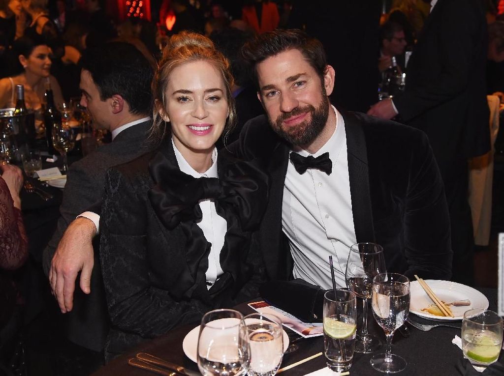 Gaya Serasi Emily Blunt dan Suami, Kompak Pakai Tuksedo di Karpet Merah Gaya Serasi Emily Blunt dan Suami, Kompak Pakai Tuksedo di Karpet Merah