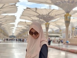 Gaya Hijab Kevin Liliana saat Umrah Tuai Pujian Netizen
