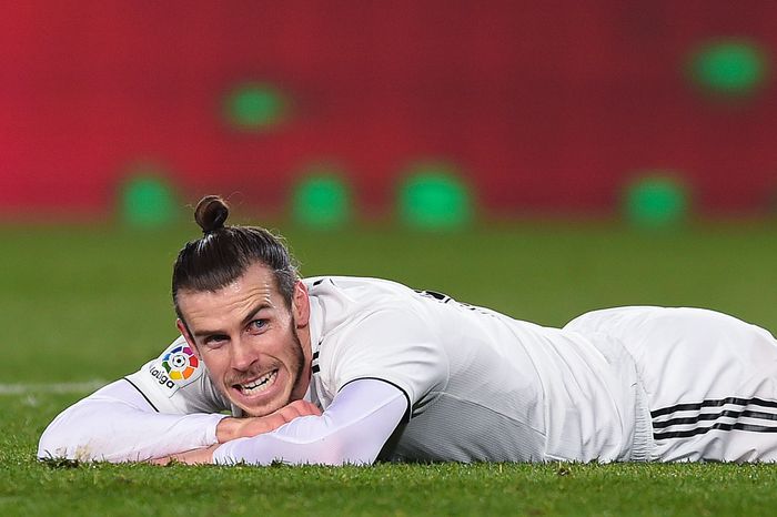 Gareth Bale BARCELONA, SPAIN - FEBRUARY 06: Gareth Bale of Real Madrid CF reacts on the pitch after missing a chance to score during the Copa del Semi Final first leg match between Barcelona and Real Madrid at Nou Camp on February 06, 2019 in Barcelona, Spain. (Photo by Alex Caparros/Getty Images)