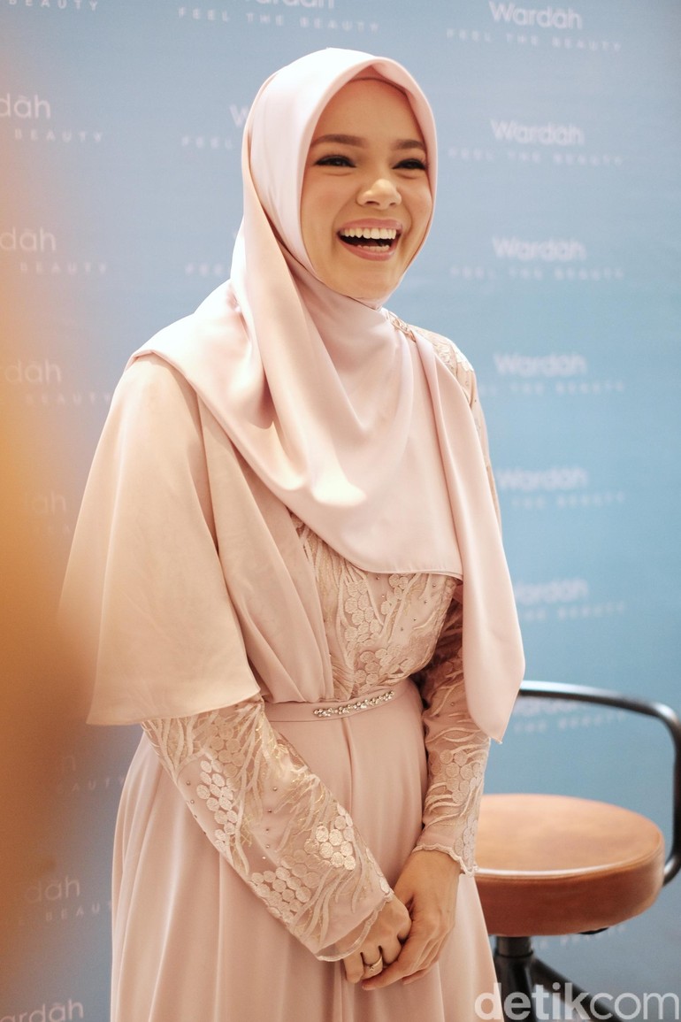 Sering Disebut Bidadari Ini Beda Gaya Dewi Sandra Dan Tatjana Saphira Sering Disebut Bidadari Ini Beda Gaya Dewi Sandra Dan Tatjana Saphira
