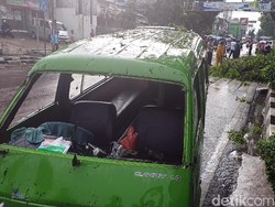 Hantaman Batang Pohon Tua Rusak Angkot di Sukabumi