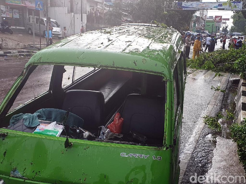Hantaman Batang Pohon Tua Rusak Angkot di Sukabumi Hantaman Batang Pohon Tua Rusak Angkot di Sukabumi