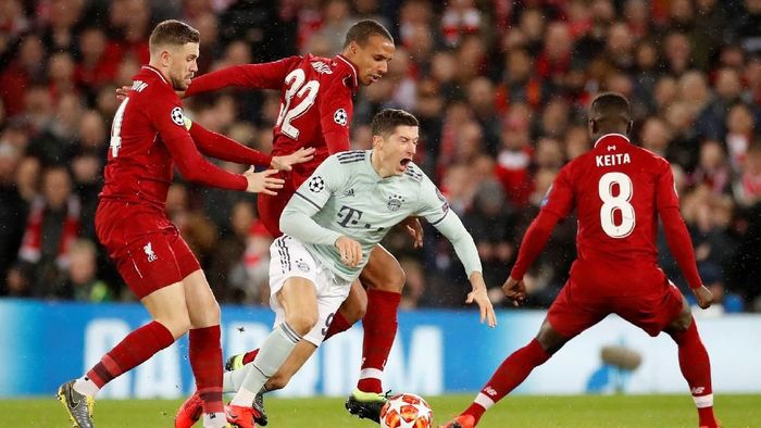 Pemain Liverpool mengadang striker Bayern Munich, Robert Lewandowski. (Foto: Carl Recine/Action Images via Reuters) Pemain Liverpool mengadang striker Bayern Munich, Robert Lewandowski. (Foto: Carl Recine/Action Images via Reuters)