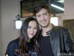 Hii! Aura Kasih Lihat dan Dengar Kejadian Aneh di Rumahnya