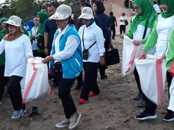 Ibu Iriana Bawa Karung Goni Punguti Sampah di Pantai Ambon