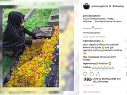 Ziarah ke Makam Ayah, Syahrini Minta Doa Restu Jelang Nikah Ya?