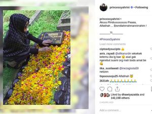 Ziarah ke Makam Ayah, Syahrini Minta Doa Restu Jelang Nikah Ya? Ziarah ke Makam Ayah, Syahrini Minta Doa Restu Jelang Nikah Ya?