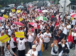 Ratusan Korban Investasi Apartemen di Surabaya Demo Jaksa