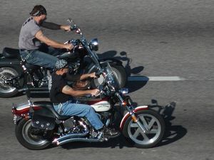 Naik Motor Tanpa Helm di Negara Ini Takkan Ditilang