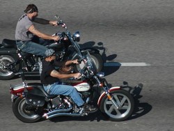 Naik Motor Tanpa Helm di Negara Ini Takkan Ditilang