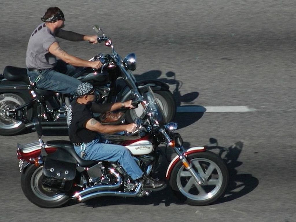 Naik Motor Tanpa Helm di Negara Ini Takkan Ditilang Naik Motor Tanpa Helm di Negara Ini Takkan Ditilang