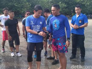 Nikmati Wisata Pasir Putih, Sandiaga Lari dan Berenang di Pantai