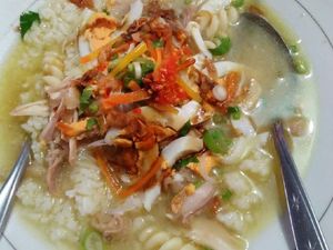 Lagi Flu? Enaknya Sarapan Nasi Sop yang Hangat Kaya Nutrisi Ini