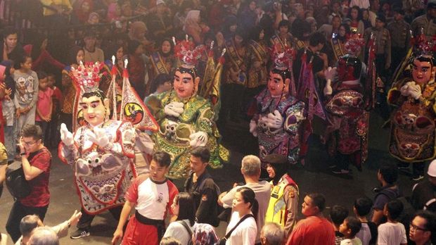 Perayaan Cap Go Meh 2019 Sejumlah peserta mengikuti karnaval Festival Cap Go Meh 2019 di Jalan Raya Surya Kencana, Kota Bogor, Jawa Barat, Selasa (19/2/2019). Perayaan Cap Go Meh yang menampilkan berbagai kesenian dan kebudayaan Tionghoa serta Indonesia tersebut bertemakan