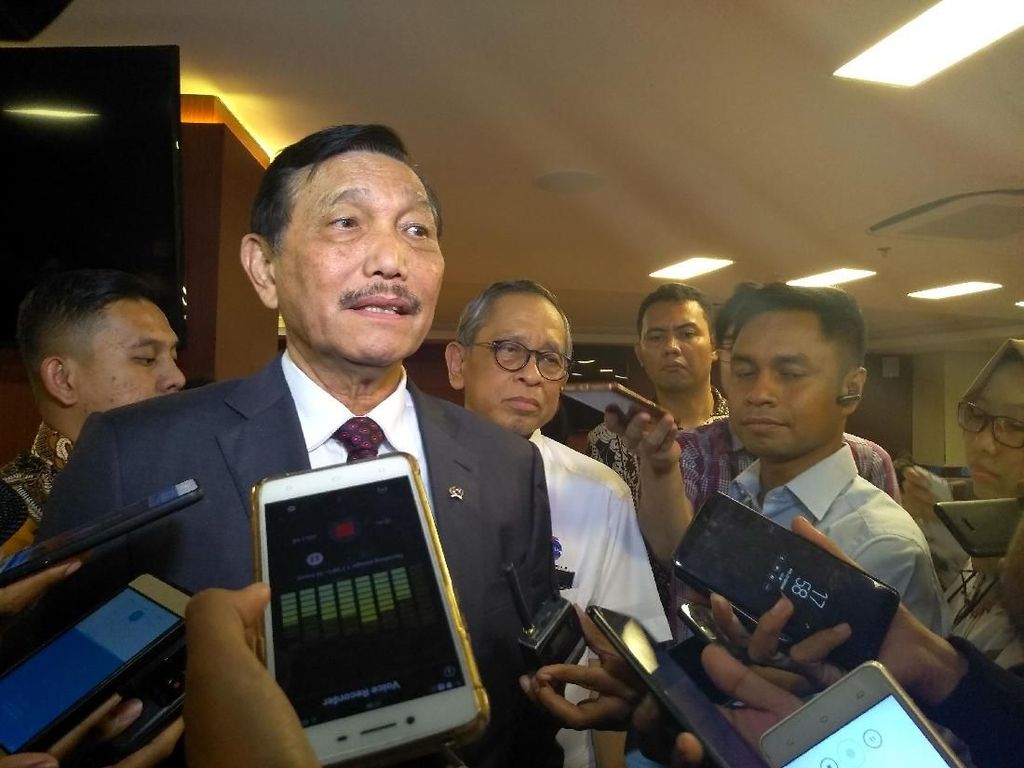 Luhut soal Puisi Neno Warisman: Jangan Berdoa Mengancam Tuhan Luhut soal Puisi Neno Warisman: Jangan Berdoa Mengancam Tuhan