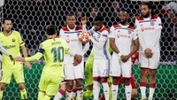 Tendangan bebas Messi jelang laga usai juga tak membuahkan hasil. Kali ini tendangannya diblok pagar betis pemain Lyon. Foto: Jean-Paul Pelissier/REUTERS