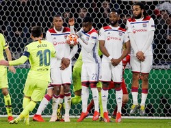 Tendangan bebas Messi jelang laga usai juga tak membuahkan hasil. Kali ini tendangannya diblok pagar betis pemain Lyon. Foto: Jean-Paul Pelissier/REUTERS